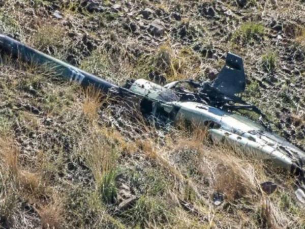 Las autoridades bolivianas investigan las causas del accidente de una avioneta militar que se estrelló en el sector de Cerro Sayari, en Cochabamba, dejando seis víctimas mortales.