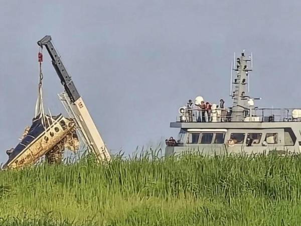 Avión de Lanhsa: recuperan primeras piezas mientras buscan respuestas sobre la tragedia.
