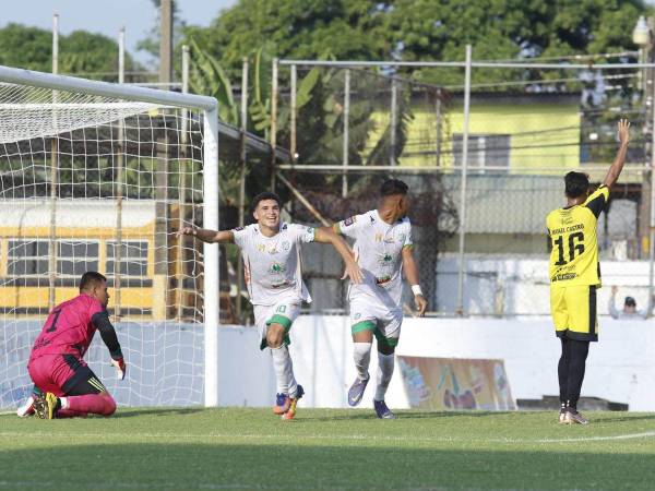 Erick Puerto celebra el gol mientra José Ángel Fiallos pide fuera dejuego.