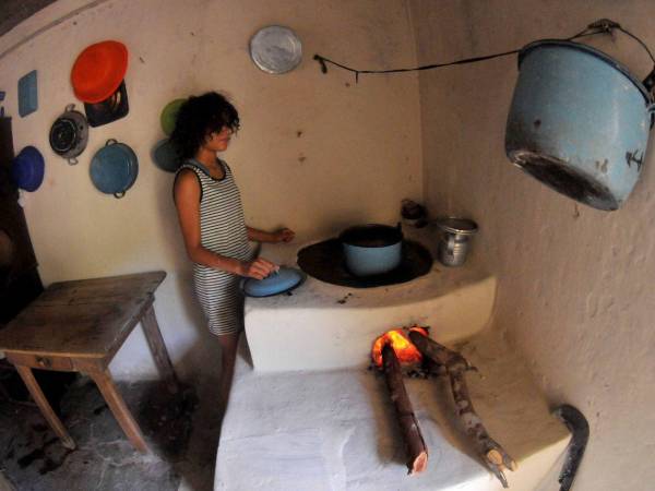 Algunos padres de familia caminan largas distancias en busca de frijoles y maíz para llevar a casa.