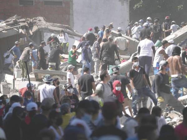 Miles de colombianos se volcaron al rescate de las víctimas del terremoto de 7,4 grados de magnitud que azotó ayer el país suramericano y que según los informes preliminares dejaba más de 110 fallecidos.