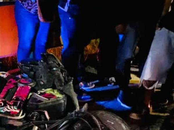 El cuerpo del joven quedó tendido sobre la vía en espera de que las autoridades realizaran el levantamiento correspondiente.