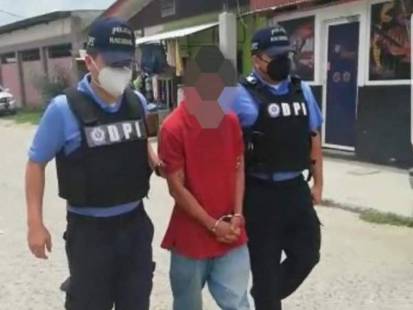 Esta persona fue detenida en la aldea El Tablón de Santa Bárbara.