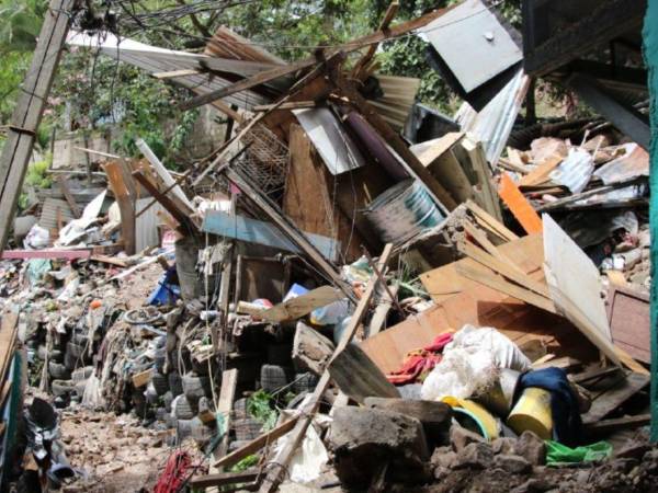 Montañas de escombros, basura y restos de viviendas destruidas cubren parte de la colonia Villa Unión, en Comayagüela, dos días después del deslizamiento que afectó a decenas de habitantes y dejó daños en varios hogares.