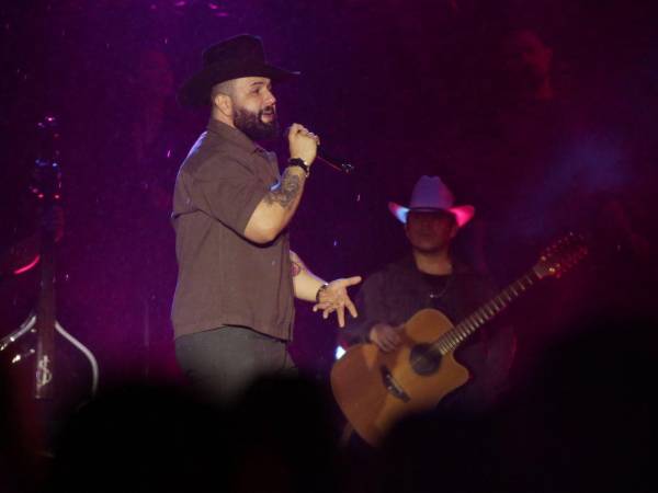 León, consciente del peso escénico que lo acompaña, combinó carisma, baile y rigor técnico en una presentación ininterrumpida de casi tres horas.