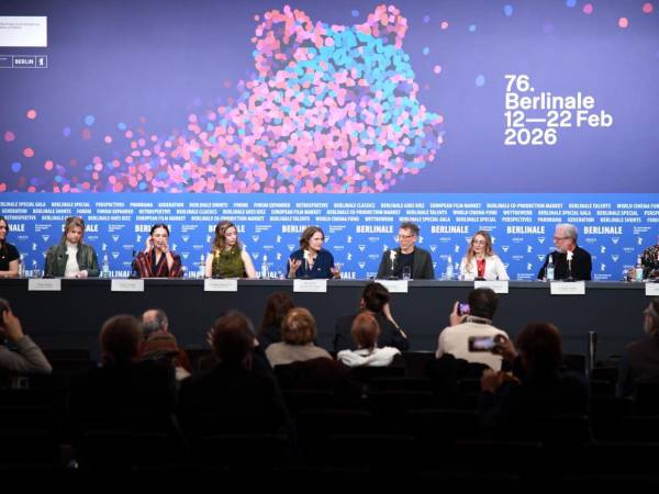 La directora de la Berlinale sostiene que no se puede esperar que los actores hablen siempre de política. El director del jurado, por su parte, dijo que ninguna película ha cambiado la opinión de ningún político.