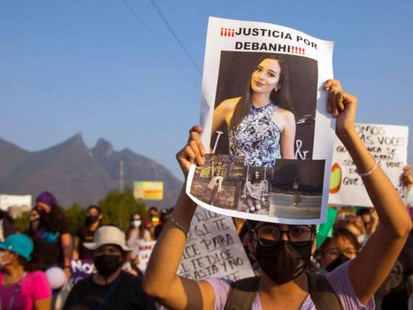 Debanhi Escobar estuvo desaparecida 12 días desde el 9 de abril de 2022, pero fue hallada muerta dentro de una cisterna en un motel en Nuevo León, México.