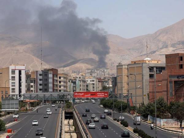 Irán suspende todos los vuelos hasta nuevo aviso tras el intercambio de ataques con Israel.