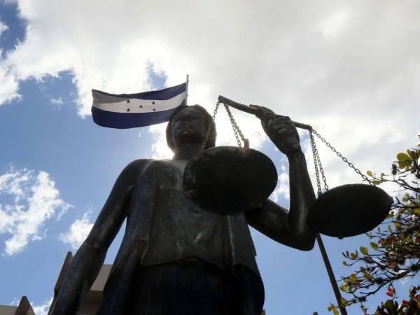 La justicia ordenó paralizar las obras y congelar pagos en los hospitales de Santa Bárbara, Salamá y Ocotepeque tras detectar inconsistencias entre el dinero comprometido y el avance real de construcción. La investigación también cuestiona el esquema de contratos fragmentados utilizado por la SIT.
