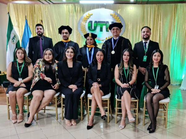 El Rector General de la UTH, Javier Mejía hizo entrega a los graduados medallas de reconocimiento a su trayectoria estudiantil, acompañado por la Rectora de Campus Diana Salgado y el Director Nacional de sistema On Line Moisés Molina.