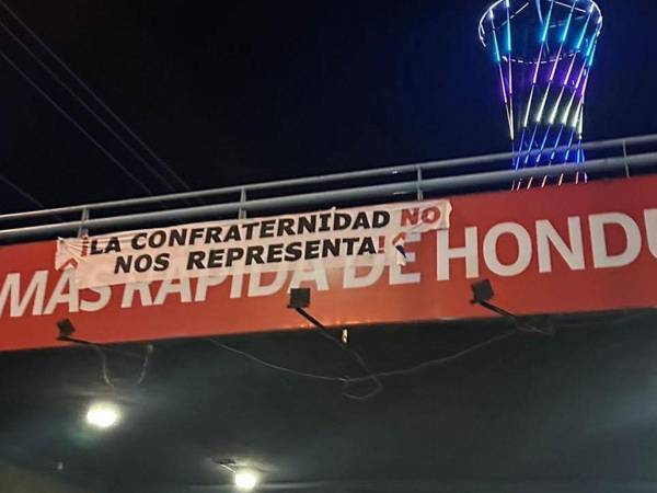 Los puentes de la capital amanecieron nuevamente cubiertos de mensajes cuestionando la caminata de las iglesias.