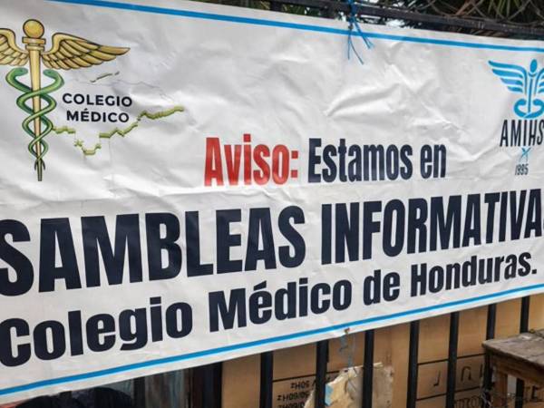 Entre las principales exigencias del gremio se encuentran el cese de los despidos y el reintegro de médicos, el pago de salarios adeudados.