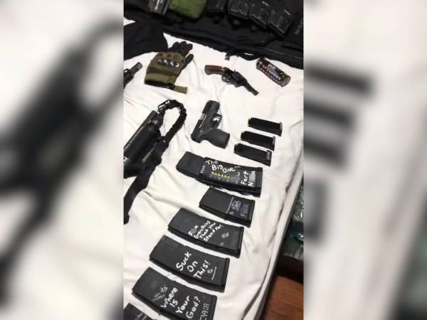 Armas de asalto, revolver y varios cargadores se pueden ver en un video que Robin Westman publicó horas antes de llegar a una escuela católica y perpetrar un tiroteo que hasta ahora suma dos niños muertos y 17 heridos. Aquí los detalles.