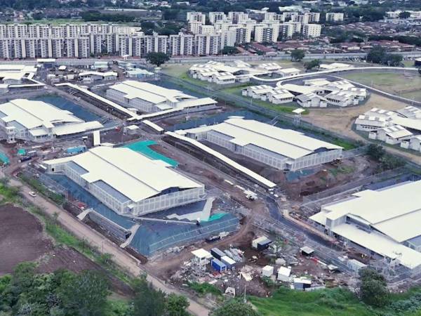 El gobierno de Costa Rica concluyó la construcción del Centro de Alta Contención contra el Crimen Organizado (CACCO), una megacárcel inspirada en el Centro de Confinamiento del Terrorismo (Cecot) construido por la administración de Nayib Bukele en El Salvador. Conozca más sobre esta penitenciaría.