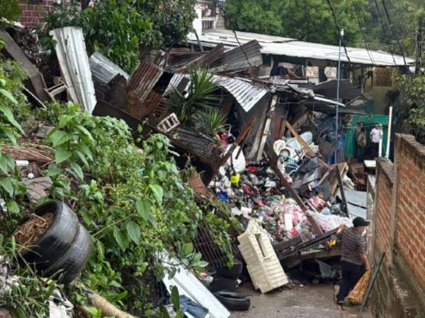 De acuerdo con las autoridades, las intensas lluvias serían la causa del colapso de las viviendas, aunque el reporte se mantiene como preliminar mientras continúan las labores de emergencia.