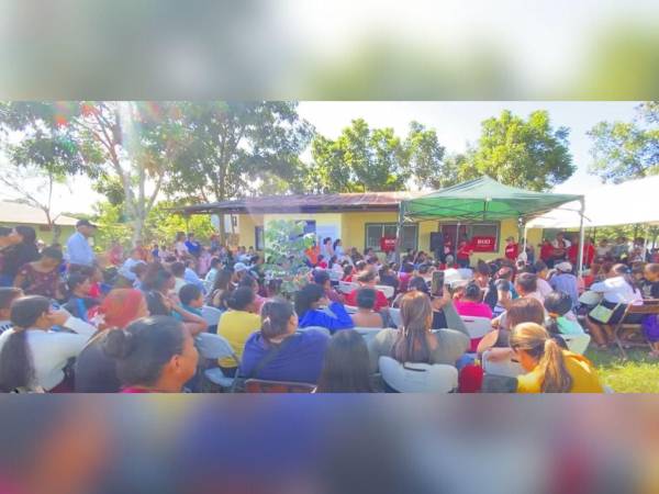 En el lugar había banderas de Libre y varios estaban usando las camisas con el nombre de Rixi Moncada.