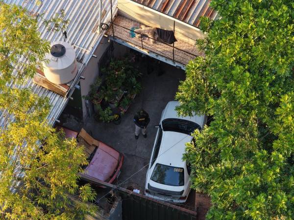 Agentes de la ATIC ejecutan uno de los allanamientos contemplados en la Operación Hestia contra una estructura investigada por lavado de activos. Aquí las imágenes del operativo que se desarrolla en tres ciudades de manera simultánea.