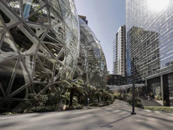 La nueva política de Amazon pudiera aumentar los retos enfrentados por el sector de negocios tradicionales en Seattle.