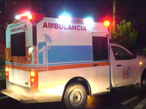 El herido fue trasladado de urgencia al Hospital Escuela (HE), donde, de acuerdo con información preliminar, se debate entre la vida y la muerte.