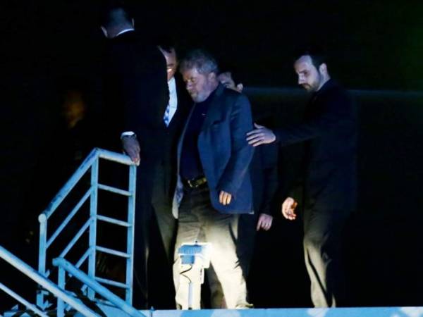 Momento en el que el expresidente de Brasil, Lula Da Silva, es trasladado hacia la cárcel de Curitiba. (AFP)