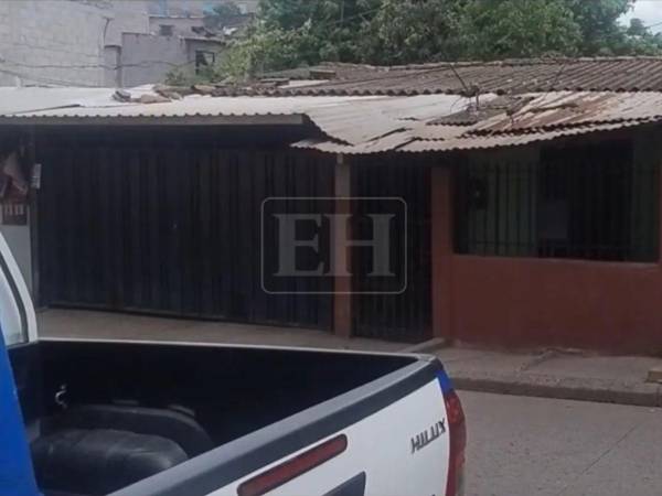 Lo que comenzó como una extraña preocupación entre vecinos terminó convirtiéndose en una escena de horror en la colonia La Sosa, en Tegucigalpa, donde el fuerte olor que emanaba de una vivienda llevó al descubrimiento preliminar de que una mujer habría sido sepultada en el patio de su propia casa.