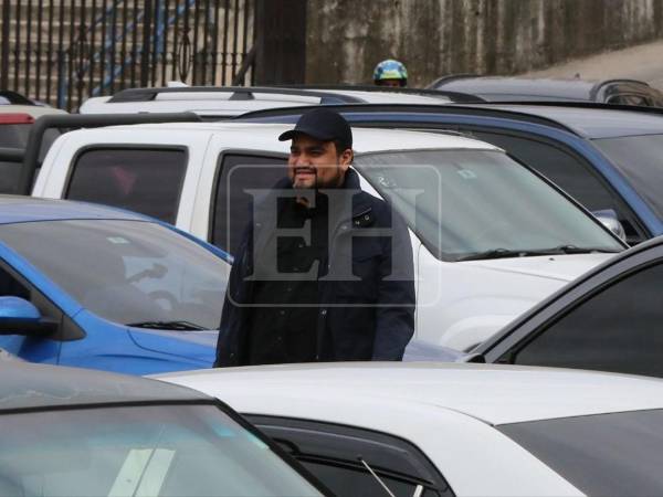 Tal como lo anunció, el exministro de la Secretaría de Desarrollo Social (Sedesol), José Carlos Cardona, se presentó al filo de las 2:00 de la tarde a la Corte Suprema de Justicia para responder ante la acusación por fraude girada en su contra por el Ministerio Público.