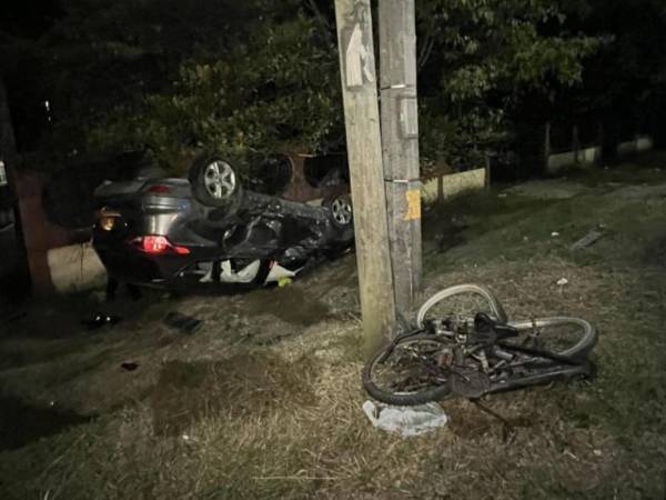 El ciclista fue embestido por un camioneta, que volcó tras el accidente de tránsito.