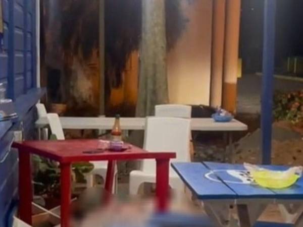 En medio de las bancas de una glorieta donde venden comida quedó el cadáver de la víctima.