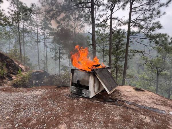 Miembros del Cuerpo de Bomberos de Honduras se encontraron con una macabra escena este martes 12 de mayo, en una zona de la aldea El Cimarrón, en Francisco Morazán: tres cuerpos carbonizados; dos dentro de una freezer (congelador) y uno a aproximadamente 20 metros. ¿Qué mostraba la dantesca escena? A continuación los detalles y las imágenes.