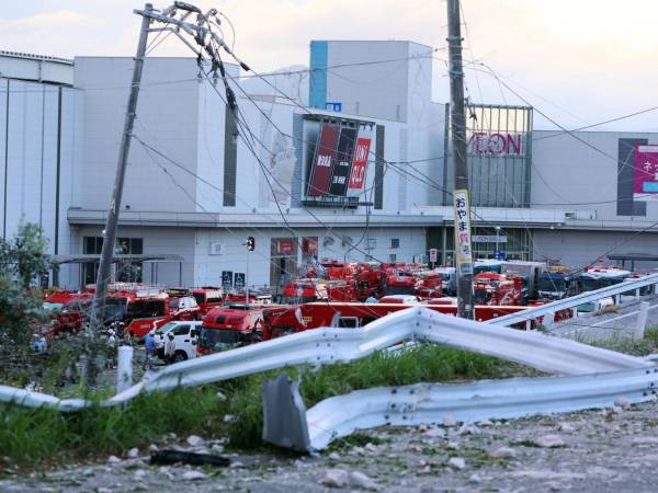 Rescatistas trabajan entre los escombros tras el terremoto de magnitud 7.1.