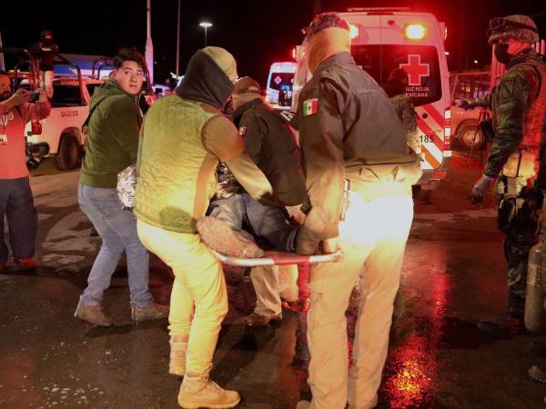 Momento en que trasladaban a uno de los heridos hacia un centro asistencial.