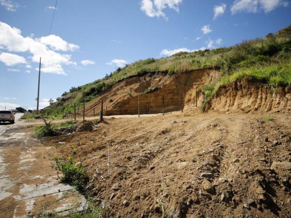 Pese a estar declarada de alto riesgo geológico, particulares continúan excavando cerca del anillo periférico, debilitando la ladera y exponiendo a miles de conductores.
