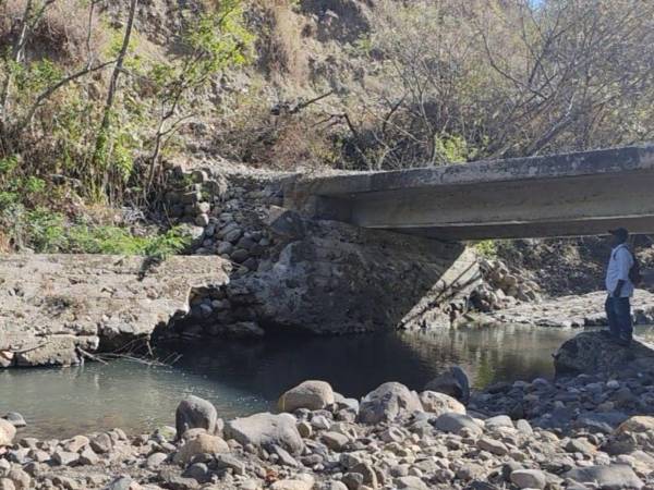 Comunidades de Lepaterique temen quedar aisladas durante las lluvias y piden un puente nuevo que cumpla con todos los estándares de construcción.