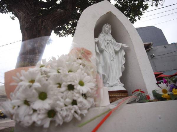 El Parque El Golfito, en el barrio Modelia, se ha convertido en un santuario de memoria y paz tras la muerte del senador y aspirante presidencial Miguel Uribe Turbay.