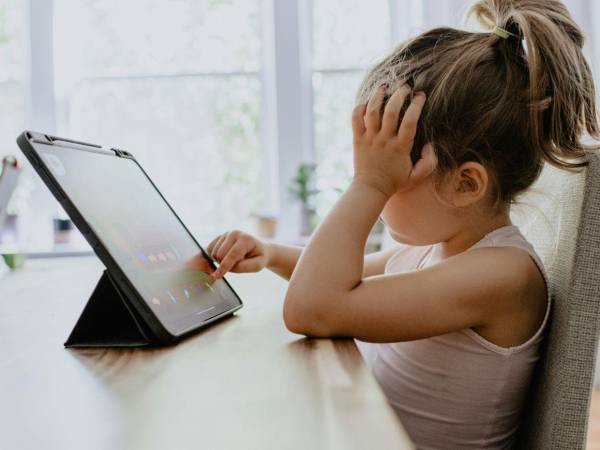 La exposición frecuente a contenidos muy estimulantes, con cambios rápidos de imágenes y recompensas inmediatas, podría influir durante una etapa en la que el cerebro infantil se está desarrollando.