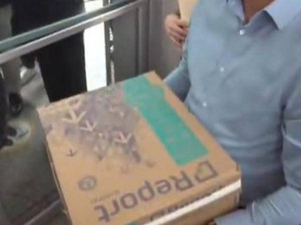 Una caja conteniendo 41 expedientes con los presuntos actos de corrupción fue entregada este martes al Ministerio Público.