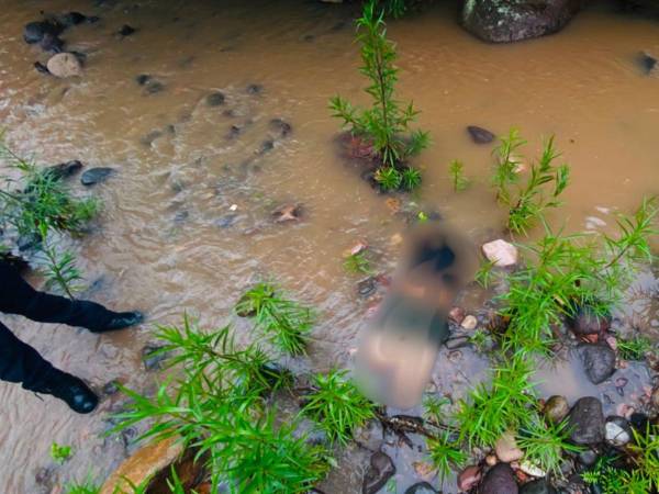 El cuerpo fue encontrado tirado en el cause de una quebrada, en la aldea El Terrero, en la montaña de Azacualpa.