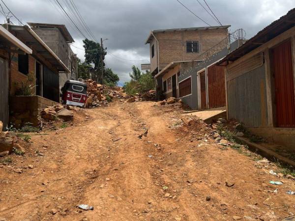 Una calle completamente deteriorada mantiene parcialmente incomunicadas a unas 15 familias del sector 6 de la colonia Monte de Los Olivos, en Comayagüela.