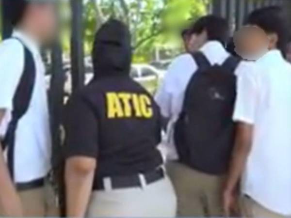 Agentes de la ATIC capturaron a un docente del Instituto José Trinidad Reyes de San Pedro Sula, acusado del presunto delito de violación en perjuicio de una estudiante menor de edad.