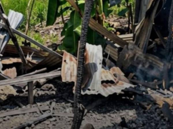 La pequeña vivienda donde ocurrió la explosión quedó reducida a cenizas en pocos minutos tras la tragedia.