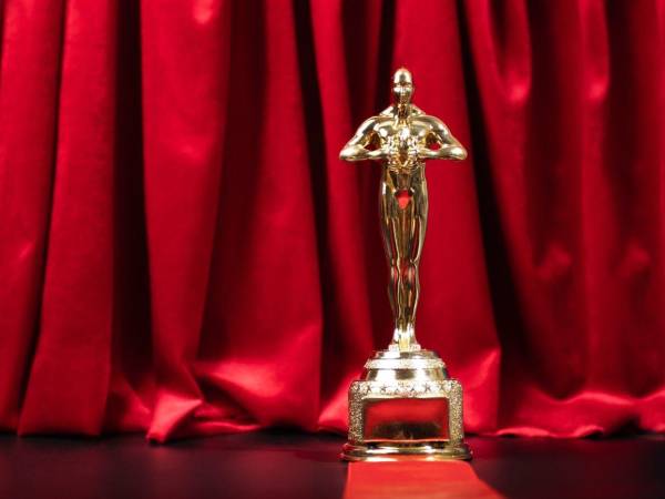 Este año, como en 2024, no habrá alfombra roja en el sentido estricto del término: la Academia mantiene el tono champagne que estrenó hace dos años, un detalle que a estas alturas ya forma parte de la identidad moderna de la gala.