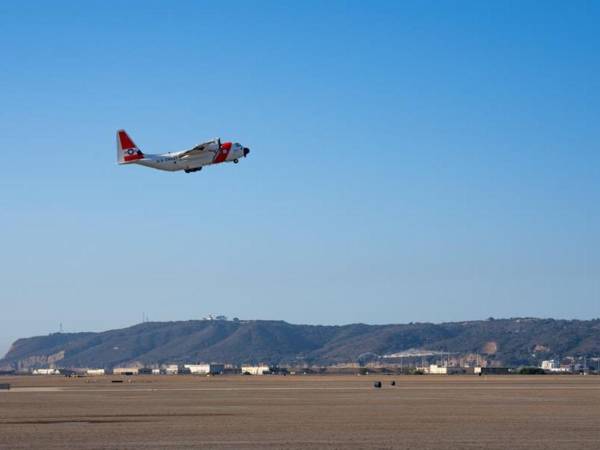 Fotografía sin fecha cedida por la Guardia Costera de Estados Unidos de un avión C-130 despegando para apoyar las operaciones de vuelo de expulsión de extranjeros entre California y Texas, en San Diego.