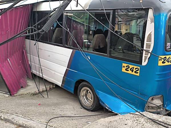 El garaje de la residencia quedó totalmente destruido, al igual que el vehículo que estaba estacionado dentro. Como extra, dos postes de tendido eléctrico terminaron en el suelo.