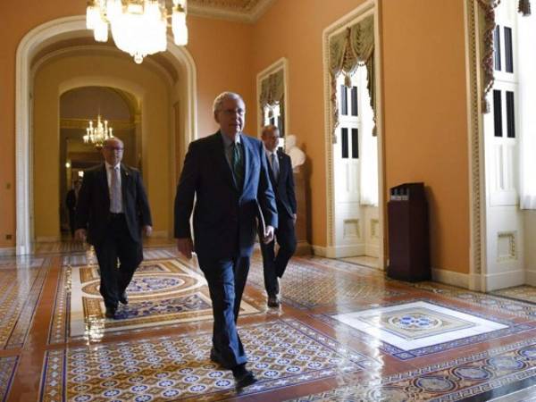 Mitch McConnell, líder de la mayoría en el Senado, camina hacia esa cámara en el Capitolio donde hizo la propuesta. Foto: AP.