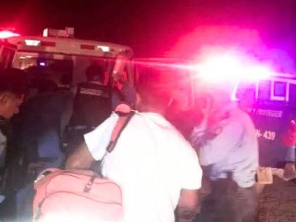 Los elementos de la Policía Nacional heridos fueron llevados hasta un centro asistencial.