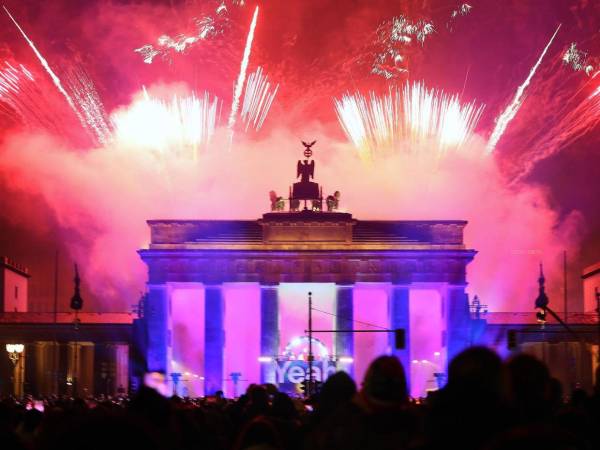 Un amplio dispositivo de seguridad contribuyó a mantener el orden en la ciudad pese a que se registraron escenas en las que efectivos policiales fueron víctimas de lanzamiento de objetos pirotécnicos.