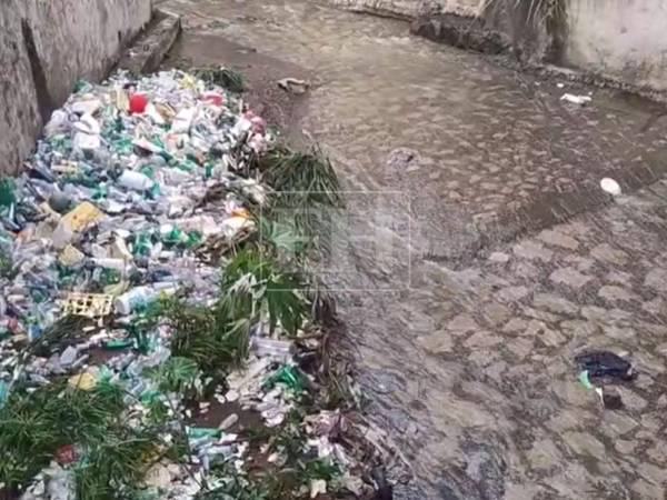 Durante la Semana Morazánica las lluvias se han hecho presentes en la capital y los pobladores de la colonia 3 de Mayo de Comayagüela temen por inundaciones ante los acumulados de basura en la quebrada El Sapo. Más detalles a continuación.