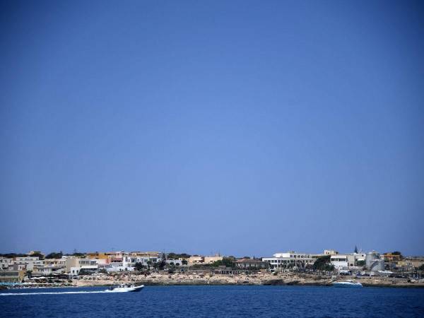 Esta imagen muestra una vista general de la isla Pelagie de Lampedusa, en el sur de Italia, al sur de Sicilia, el 5 de agosto de 2022.