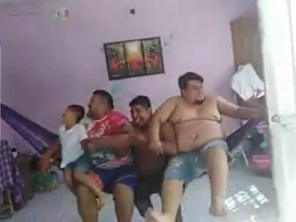 La familia segundos antes de que la hamaca se desprendiera de la pared y dejara un agujero. Foto: Captura video.