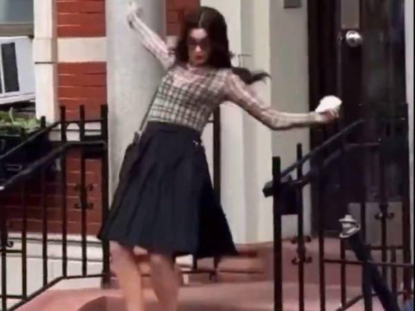 Este es el momento en que Hathaway cae por las gradas tras que se rompiera su tacón.